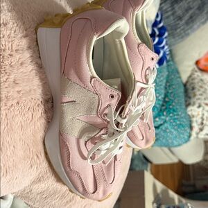 NWOB - New Balance Pink and Cream Sneakers - women’s size 8.5
